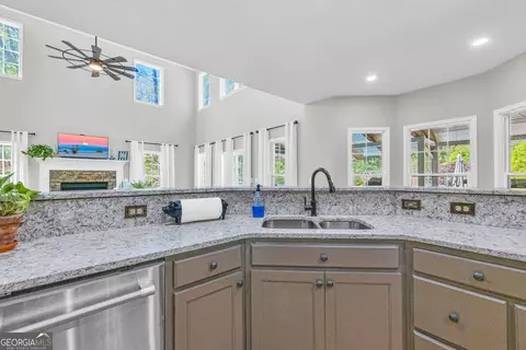 Kitchen - 299 Foxdale Dr, Toccoa, GA 30577 photo 11 of 14