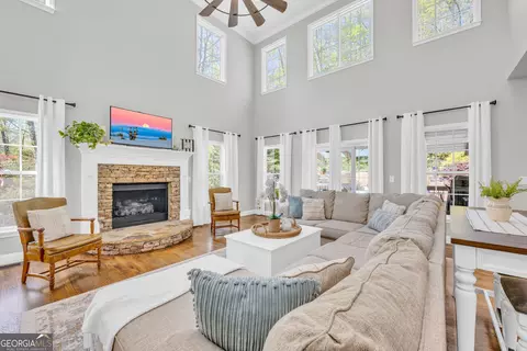 Living - 299 Foxdale Dr, Toccoa, GA 30577 photo 4 of 12