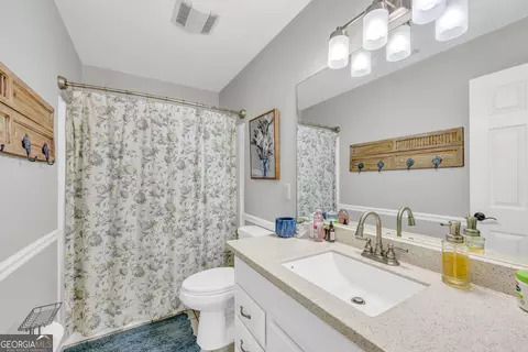 Bath - 299 Foxdale Dr, Toccoa, GA 30577 photo 2 of 12