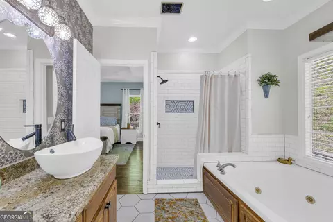 Bath - 299 Foxdale Dr, Toccoa, GA 30577 photo 8 of 12