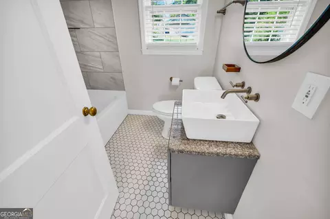 Bath - 525 Skyview Ln, Toccoa, GA 30577 photo 2 of 6