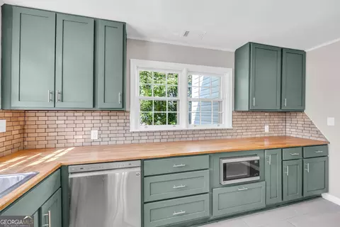 Kitchen - 525 Skyview Ln, Toccoa, GA 30577 photo 4 of 5