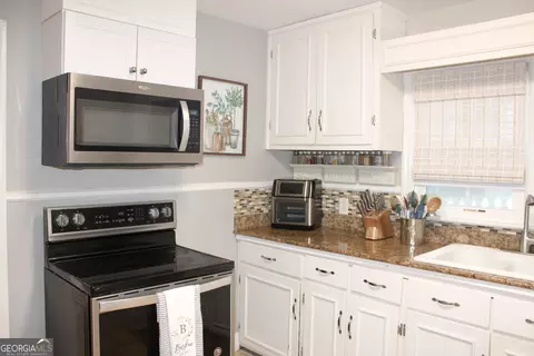 Kitchen - 207 Waverly Way, Lagrange, GA 30240 photo 7 of 8