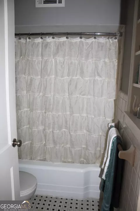 Bath - 207 Waverly Way, Lagrange, GA 30240 photo 2 of 6