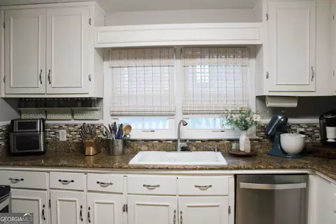 Kitchen - 207 Waverly Way, Lagrange, GA 30240 photo 5 of 8