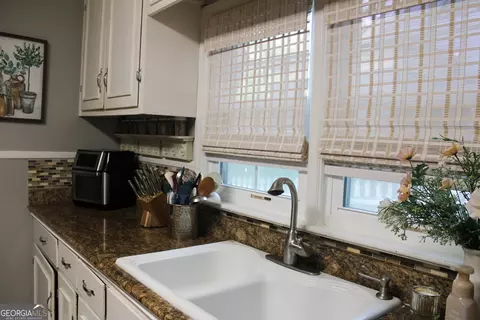 Kitchen - 207 Waverly Way, Lagrange, GA 30240 photo 4 of 8