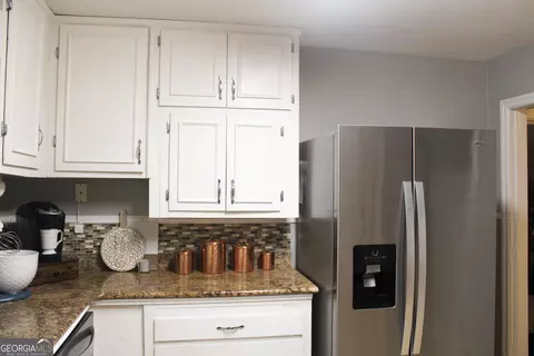 Kitchen - 207 Waverly Way, Lagrange, GA 30240 photo 3 of 8