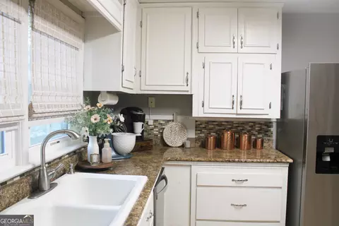 Kitchen - 207 Waverly Way, Lagrange, GA 30240 photo 6 of 8