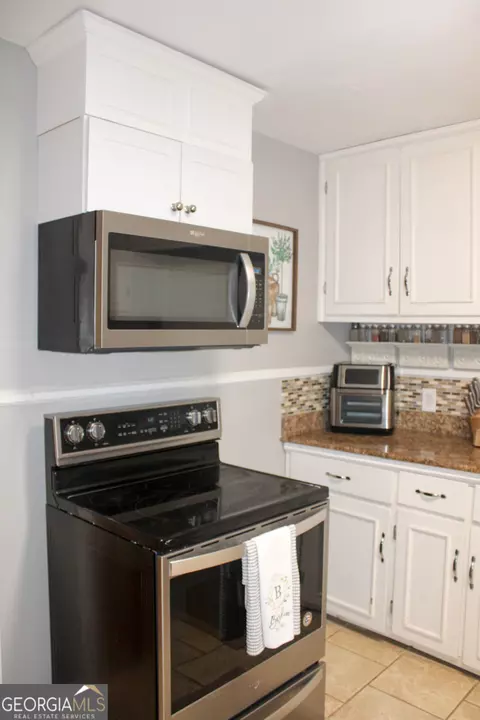Kitchen - 207 Waverly Way, Lagrange, GA 30240 photo 8 of 8