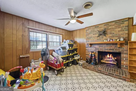Living - 68 Van Mar Dr, Toccoa, GA 30577 photo 3 of 4
