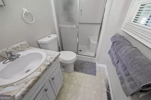 Bath - 68 Van Mar Dr, Toccoa, GA 30577 photo 2 of 4
