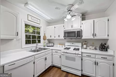 Kitchen - 68 Van Mar Dr, Toccoa, GA 30577 photo 2 of 4