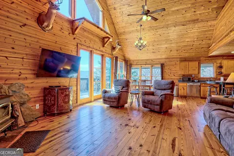 185 Blueberry Ln, Rabun Gap, GA 30568