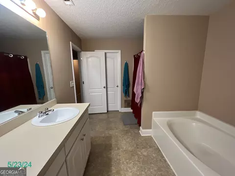 Bath - 376 Embassy Dr, Winder, GA 30680 photo 2 of 8