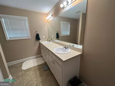 Bath - 376 Embassy Dr, Winder, GA 30680 photo 4 of 8