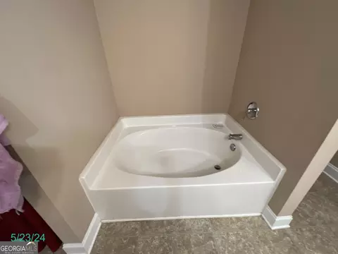 Bath - 376 Embassy Dr, Winder, GA 30680 photo 3 of 8