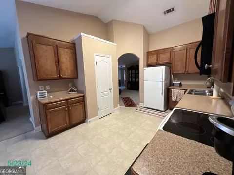 Kitchen - 376 Embassy Dr, Winder, GA 30680 photo 4 of 6