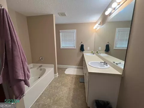 Bath - 376 Embassy Dr, Winder, GA 30680 photo 5 of 8