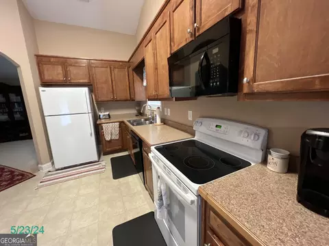 Kitchen - 376 Embassy Dr, Winder, GA 30680 photo 5 of 6