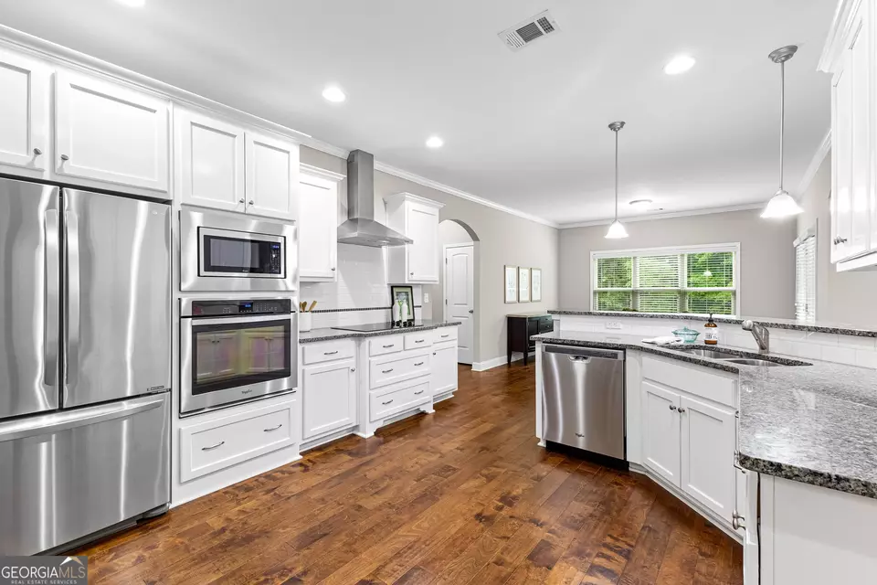 Kitchen - 140 Woolsey Park Dr, Fayetteville, GA 30215 photo 6 of 8