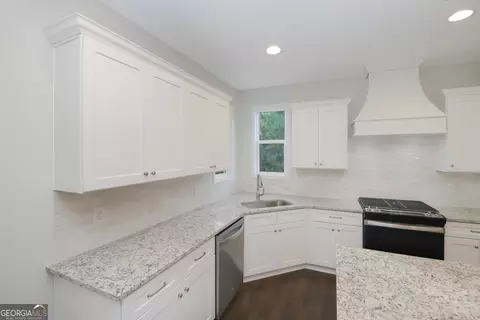 Kitchen - 320 Linman Dr, Lagrange, GA 30241 photo 2 of 5