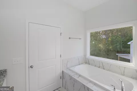 Bath - 320 Linman Dr, Lagrange, GA 30241 photo 4 of 8