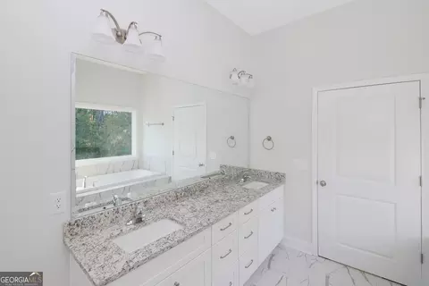 Bath - 320 Linman Dr, Lagrange, GA 30241 photo 5 of 8