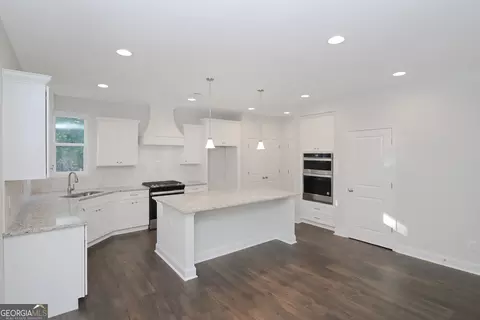 Kitchen - 320 Linman Dr, Lagrange, GA 30241 photo 4 of 5