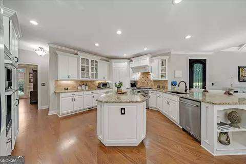 Kitchen - 6920 Kettering Ln, Suwanee, GA 30024 photo 3 of 8
