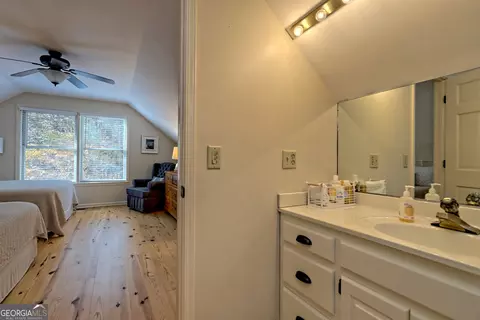 Bath - 655 Laprades Rd, Clarkesville, GA 30523 photo 5 of 7