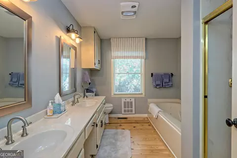 Bath - 655 Laprades Rd, Clarkesville, GA 30523 photo 1 of 7