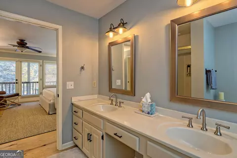 Bath - 655 Laprades Rd, Clarkesville, GA 30523 photo 3 of 7