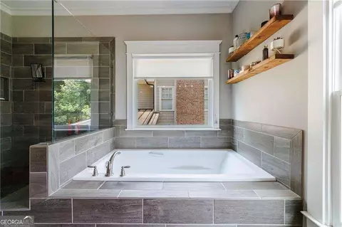 Bath - 5630 Vineyard Park Trl, Norcross, GA 30071 photo 4 of 8