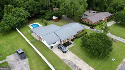 403 Whispering Pines Dr, Douglas, GA 31533