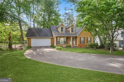 529 Julius Dr, Stone Mountain, GA 30087