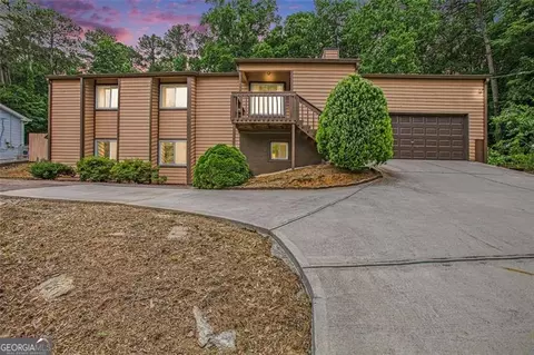 177 Kettlewood Dr, Lilburn, GA 30047