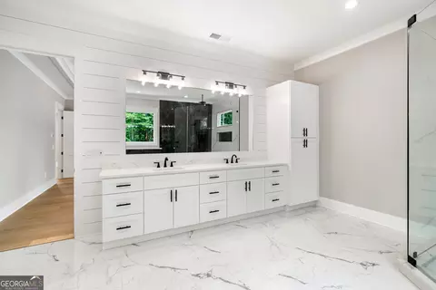 Bath - 2111 E Maddox Rd, Buford, GA 30519 photo 7 of 10