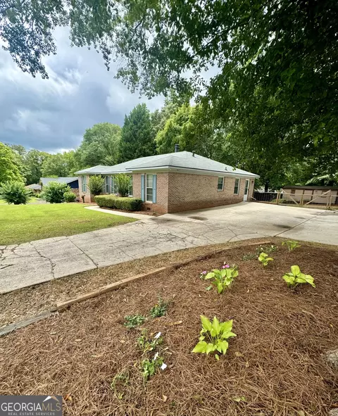 Exterior - 407 Camelot Dr, Lagrange, GA 30241 photo 2 of 14