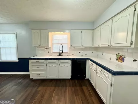 Kitchen - 407 Camelot Dr, Lagrange, GA 30241 photo 3 of 5