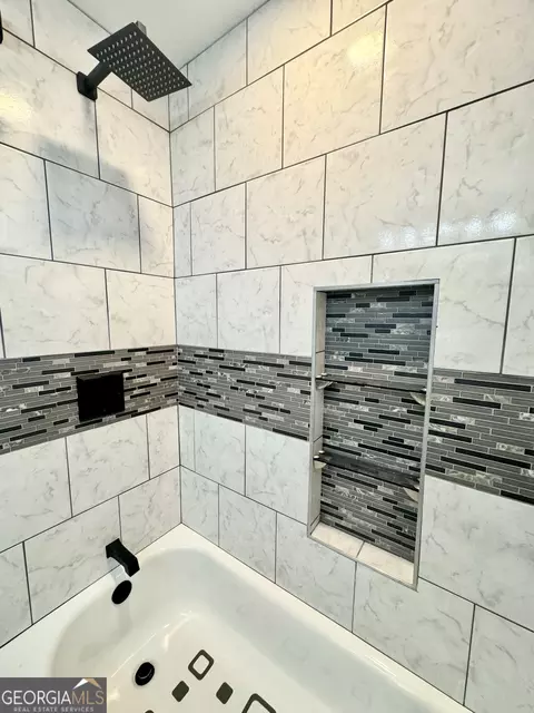 Bath - 407 Camelot Dr, Lagrange, GA 30241 photo 6 of 16