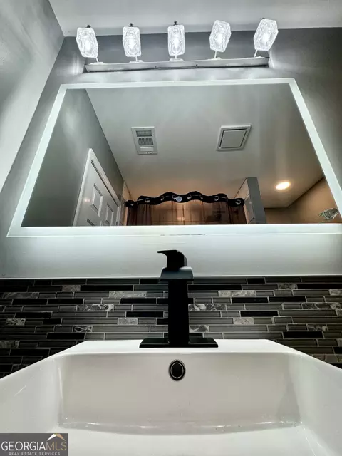Bath - 407 Camelot Dr, Lagrange, GA 30241 photo 9 of 16