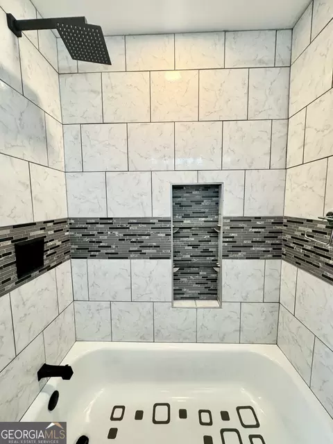Bath - 407 Camelot Dr, Lagrange, GA 30241 photo 7 of 16