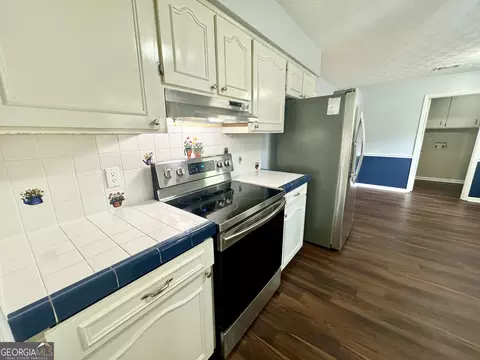 Kitchen - 407 Camelot Dr, Lagrange, GA 30241 photo 2 of 5