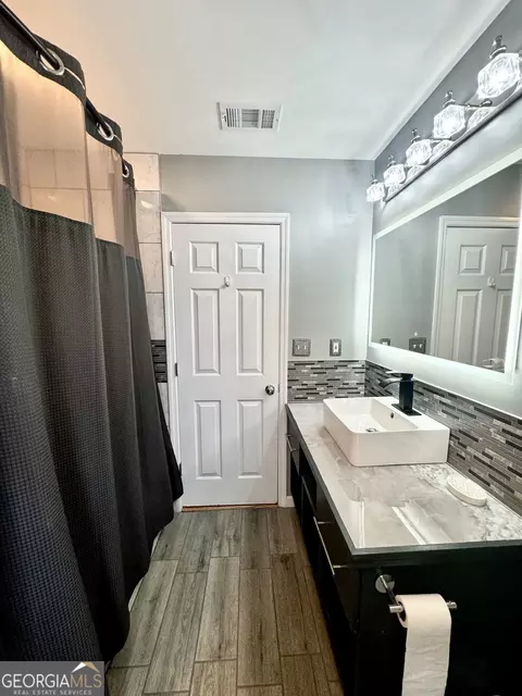 Bath - 407 Camelot Dr, Lagrange, GA 30241 photo 3 of 16