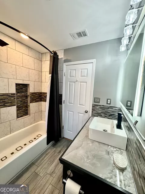 Bath - 407 Camelot Dr, Lagrange, GA 30241 photo 5 of 16