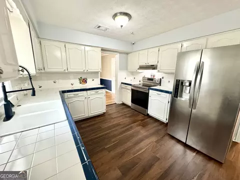 Kitchen - 407 Camelot Dr, Lagrange, GA 30241 photo 4 of 5