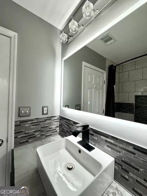 Bath - 407 Camelot Dr, Lagrange, GA 30241 photo 10 of 16