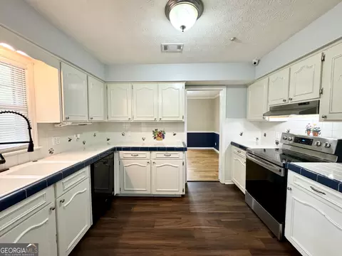 Kitchen - 407 Camelot Dr, Lagrange, GA 30241 photo 5 of 5