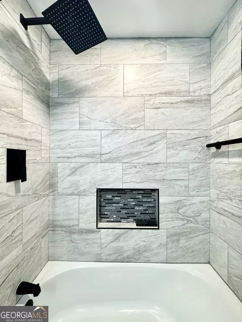 Bath - 407 Camelot Dr, Lagrange, GA 30241 photo 13 of 16