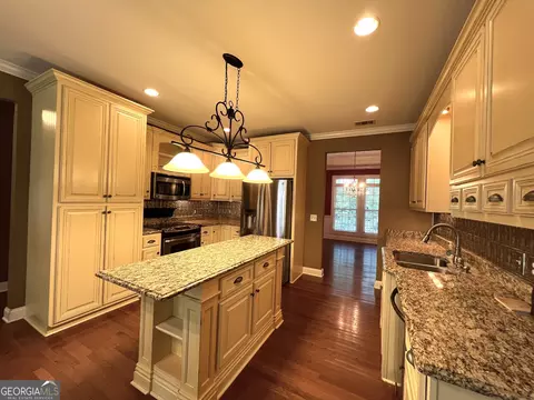 Kitchen - 134 Deer Pointe Run, Lagrange, GA 30240 photo 2 of 3